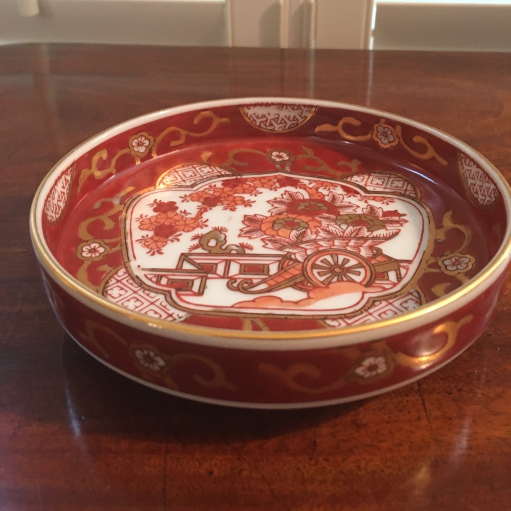 Gold Imari hand painted small footed Imari bowl in flower cart design